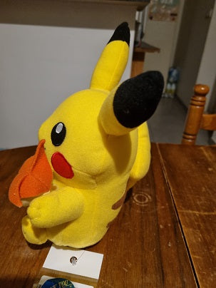 P27 - Peluche Pikachu et poupée Victini