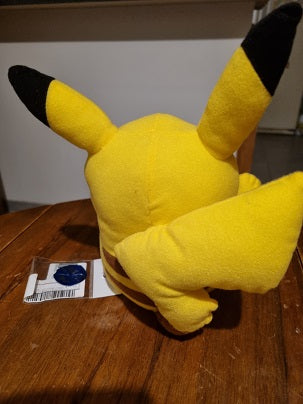 P27 - Peluche Pikachu et poupée Victini