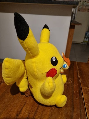 P27 - Peluche Pikachu et poupée Victini