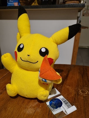 P27 - Peluche Pikachu et poupée Victini